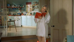 Bridget Jones är en flitig dagboksskribent. Men det behöver man inte vara för att delta i En dag i Finland. Bild på Bridget Jones som skriver i en dagbok.