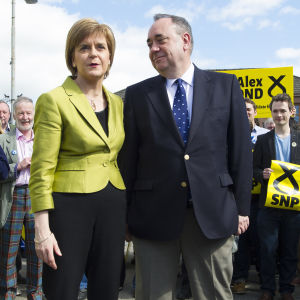 En bild av Sturgeon och Salmond då de fortfarande var goda partikamrater, här på SNP:s årliga partikonferens i november 2014. Salmond avgick som partiordförande efter att skottarna röstade nej till självständighet två månader tidigare. Nicola Sturgeon och Alex Salmond som för kampanj tillsammans för SNP 2015