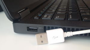Tietokoneen USB-portti ja -johto.