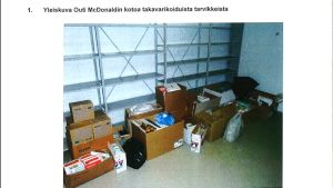 I fallet kring gamla vårdförnödenheter friades McDonald i hovrätten. Polisfoto av lådorna med föråldrade vårdprylar som skulle ha hamnat i soporna. Bruna kartonger och plastkassar med vårdförnödenheter står på golvet i ett rum. I bakgrunden tomma hyllor. Polisens logotyp syns uppe i dokumentet.
