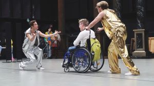 Musikalens styrka är mångfalden bland de medverkande. Drygt tio ungdomar är rullstolsburna. Några ungdomar skuffar en rullstol på scenen i musikalen Prinsessa Ruusunen - paluu tulevaisuuteen.