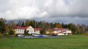 I Kimitoön har frågan om vad som ska hända med det övergivna gamla Almahemmet väckt mycket känslor. Kommunen planerar nu att riva byggnaden. Almahemmet mot en mörk himmel.