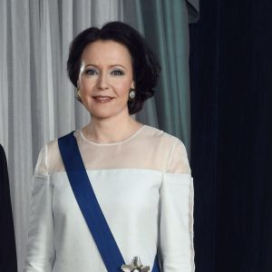 Fru Jenni Haukios klänning under självständighetsbalen 2018 var gjord av fiber som är tillverkad av inhemsk björk Jenni Haukio står en i ljus balklänning under självständighetsbalen 2018.