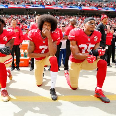 NFL-pelaajat polvistumassa.