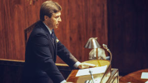 En bild av Pertti Salolainen i riksdagen just samma år som nyheten om drottningen kom, dvs 1982. pertti salolainen (Arkiv, 1982)
