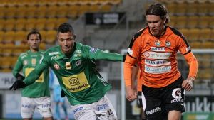 Mika Ääritalo (till höger) satte det avgörande målet i kvalet. Här i närkampen mot Hendrik Helmke. TPS mot KPV i ligakvalet.