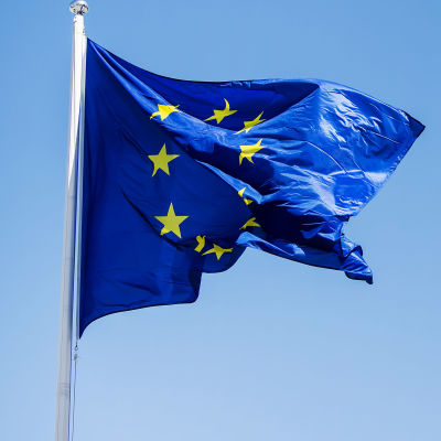 EU:s flagga till vänster, Finlands flagga till höger.