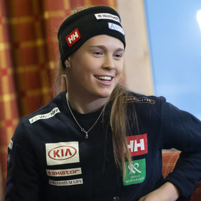 Nella Korpio poserar för kameran inför Levis slalomdeltävling i november 2019.