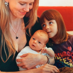 Pianotaiteilija Laura Mikkola pienten tyttäriensä Fredrikan (oikealla) ja Melissan kanssa vuonna 2001.