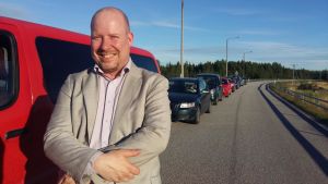 Sture Skinnar Sture Skinnar väntar vid bilkön vid färjfästet på fastlandssidan vid bergö.