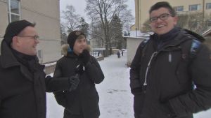 Helsingin Käpylässä viikkorahakäytännöt vaihtelevat kahdeksasluokkalaisilla. Niklas (vas.): "Riippuu siitä, kuinka paljon kotitöitä tekee. 5-10€ viikossa." Leevi: "Saan rahaa, jos sitä tarvitsen. Sen perusteella, mitä teen kotona ja koulussa." Käpylän koulun pihalla 8-luokkalaiset Niklas ja Leevi pohtivat viikkorahan syvintä olemusta.