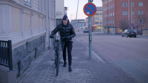 Puljujärvi rör sig nästan enbart med cykel i Uleåborg. Jesse Puljujärvi leder sin cykel i Uleåborg, januari 2020.