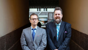 Seriösa nyheter kräver seriösa miner, eller? André Wickström och Stan Saanila i Detta om detta. André och Stan i en gång som leder till en innergård.