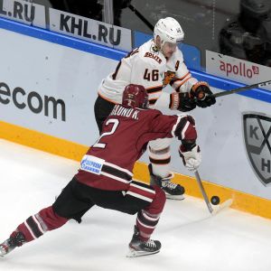 Dinamo Rigas Kristofer Berglund försöker tackla Amurs anfallare Igor Rudenkov. Dinamo Rigas Kristofer Berglund försöker tackla Amurs anfallare Igor Rudenkov.