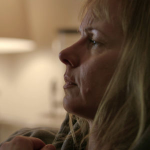 Maria Holmberg i närbild hemma i soffan.