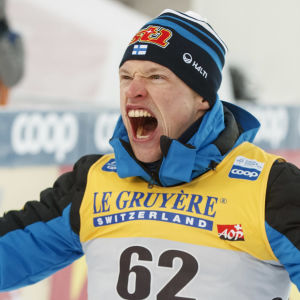 Iivo Niskanen tuulettaa Rukan osakilpailun voittoa.