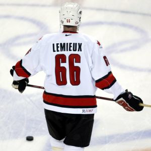 Mario Lemieux var en av 1980-, 1990- och början av 2000-talets giganter inom ishockeyn. Mario Lemiux på isen bakifrån sett.