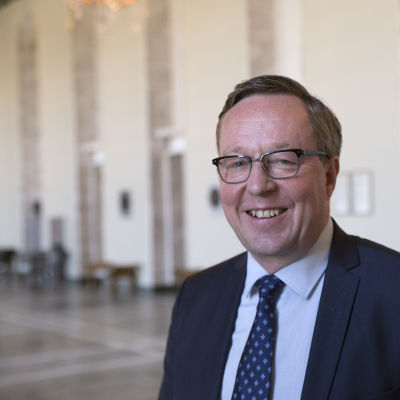 Finansminister Mika Lintilä i riksdagshuset. 