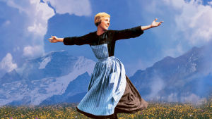 "The hills are alive..." sjunger Maria (Julie Andrews) i öppningsscenen till Sound of Music. Maria (Julie Andrews) slår ut med armarna och ler uppe på ett berg.