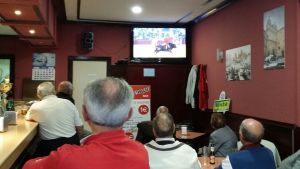 Härkätaistelu televisiossa Miehet katsovat härkätaistelua espanjalaisessa baarissa