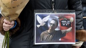 En minnesstund för läraren Samuel Paty. En minnesstund för Samuel Paty, en lärare som halshöggs av en islamist i Paris 16.10.2020