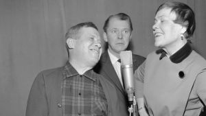 Näyttelijät Oke Tuuri, Kauko Helovirta ja Elsa Turakainen roolihahmoissa radiostudiossa Kalle Kustaa Korkki ja Pekka Lipponen -kuunnelman teossa. Näyttelijät Oke Tuuri, Kauko Helovirta ja Elsa Turakainen roolihahmoissa radiostudiossa Kalle Kustaa Korkki ja Pekka Lipponen -kuunnelman teossa 10.4.1967.