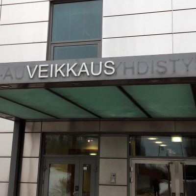 Veikkauksen sisäänkäynti. Nimen "Veikkaus" alta erottuu vielä vanha teksti "Raha-automaattiyhdistys".