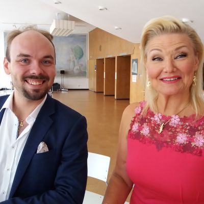 Ville Matjejeff ja Karita Mattila hymyilevät kameralle.
