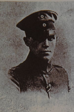 Olof Lagus, men det kan också vara hans yngre bror Ruben Lagus. Olof dog i inbördeskriget Ruben Lagus blev generalmajor. Han blev den första Mannerheimriddaren Jägare Olof (eller Ruben?) Lagus