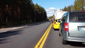 Trafiken stod stilla på riksväg 25 i Ekenäs på grund av olyckan. Bilden är tagen i Leksvall. Bilar står stilla bakom varandra på en landsväg.