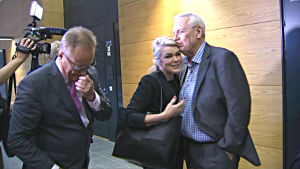 Leila Tuominen och Jukka Peltomäki myser i Helsingfors tingsrätt. Till vänster: Tuominens advokat Matti Manner. Leila Tuominen och Jukka Peltomäki i Helsingfors tingsrätt 27.9.2016.