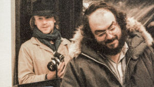 Leon Vitali (takana) ja Stanley Kubrick. Elokuvaohjaaja Stanley Kubrick, takana hänen assistenttinsa Leon Vitali