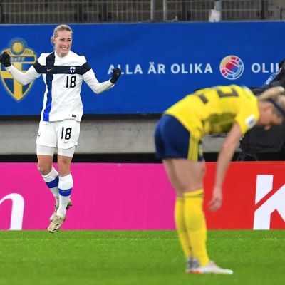 Linda Sällström firar sitt mål.