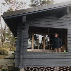 Baba Salakari har nog med saker att göra både inomhus och utomhus för att få tiden att gå. Baba Salakari utanför sitt hus