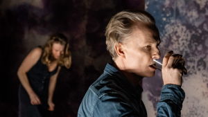 Sven Ahlström spelar rollen som Martti. Skådespelaren Sven Ahlström dricker ur ett glas, i bakgrunden skådespelaren Elisabet Carlsson.