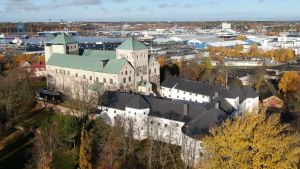 Åbo slotts huvudborg och den vitkalkade förborgen byggdes under medeltiden som försvarsanläggning och som renässansslott. Åbo slott fotograferat uppifrån, med hamnen i bakgrunden.