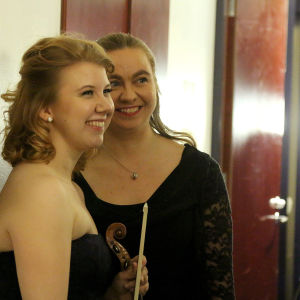 Viulisti Sara Etelävuori ja pianisti Sonja Fräki valokuvattavana juuri välieräsuorituksen jälkeen.
