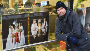Kristoffer Åbergs favoritfoto är omslagsbilden från 2011 där tärnorna blåser ut ljusen i lucias krona. 2012 tog luciatrion plats bakom pianot på Kulturhuset Grand. En man i mörk jacka och mössa står utanför Östnylands redaktion. Bredvid honom i fönstret hänger två stora fotografier där man ser lucia och hennes tärnor. På den ena bilden blåser tärnorna ut ljusen i lucias krona, på den andra sitter lucia bakom piano.