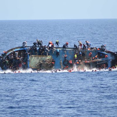 En flyktingbåt kantrar utanför Libyens kust onsd. 25.5.2016