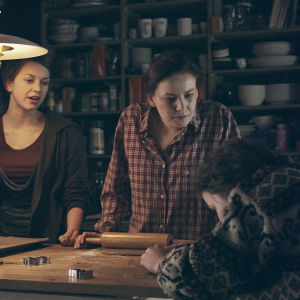 Ca (Mimosa Willamo), Ulrika (Julia Korander) ja Anita (Li Krook) draamasarjassa Lola ylösalaisin.