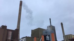 Ur fabrikspiporna på Vasklot kommer det mindre skadliga partiklar idag jämför med för tio år sedan. Vaskiluodon Voimas anläggning på Vasklot i Vasa. Fabriksanläggningen sett utifrån.