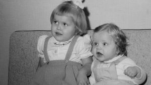 Sören tillsammans med sin storasyster Åsa. Sören Lillkung som bebis tillsammans med sin syster Åsa.