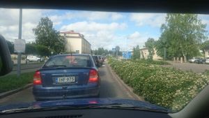 Det var inte bara kö längs riksväg 25 utan också in på alla vägar. Här trafikstockning vid Formansallén i Ekenäs. Bilar i kö i stadsmiljö.