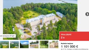 Det här blev det sista budet. Skärmdump från auktionsportalen efter klockan 20 på fredagskvällen. Enn stor byggnad ur fågelperspektiv, träd, gräs, strand, mindre bilder, också priset syns på skärmen. Skärmdump av en nätauktion på huutokaupat.com. OPKK sålde Knipnäs sjukhus på uppdrag av fastighetsbolaget vars majoritetsägare är staden Raseborg.