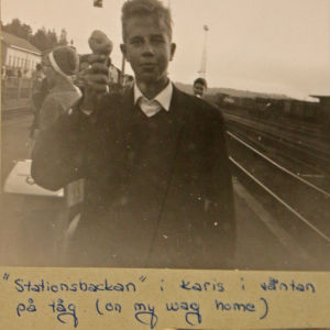 Ur Cay Karlssons privata arkiv En ung Cay Karlsson på järnvägsstationen i Karis med en glass