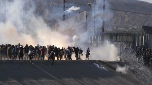 Den amerikanska gränsbevakningen använde tårgas för att stoppa illegala immigranter i Tijuana i september. Amerikansk gränspolis använder tårgas mot migranter som försöker klättra över gränsstängslet.