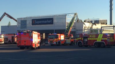 K-Supermarket där en brand släcks. Brandbilar på bilden.