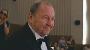 Festivalklar. Roy Andersson pratar denna gång varken om branschen eller pm den fiktiva gestalten Hugo Rask, Ryy Andersson på filmfestival iklädd smoking.
