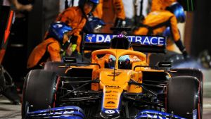 Daniel Ricciardo gör sin första säsong hos McLaren. Daniel Ricciardo på depån i sin nya McLaren-bil.