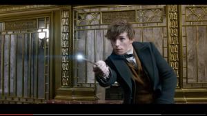 Lisko Scamaderia esittää Oscar-voittaja Eddie Redmayne. // Kuva: YouTube / Warner Bros. / kuvakaappaus